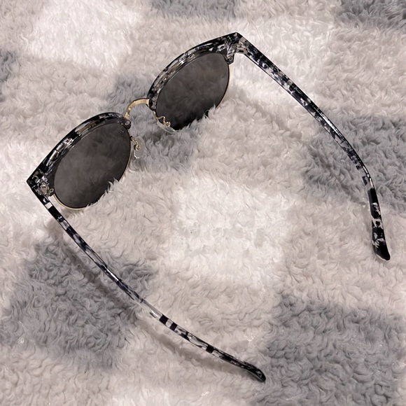 Sunglasses - Picture 4 of 9